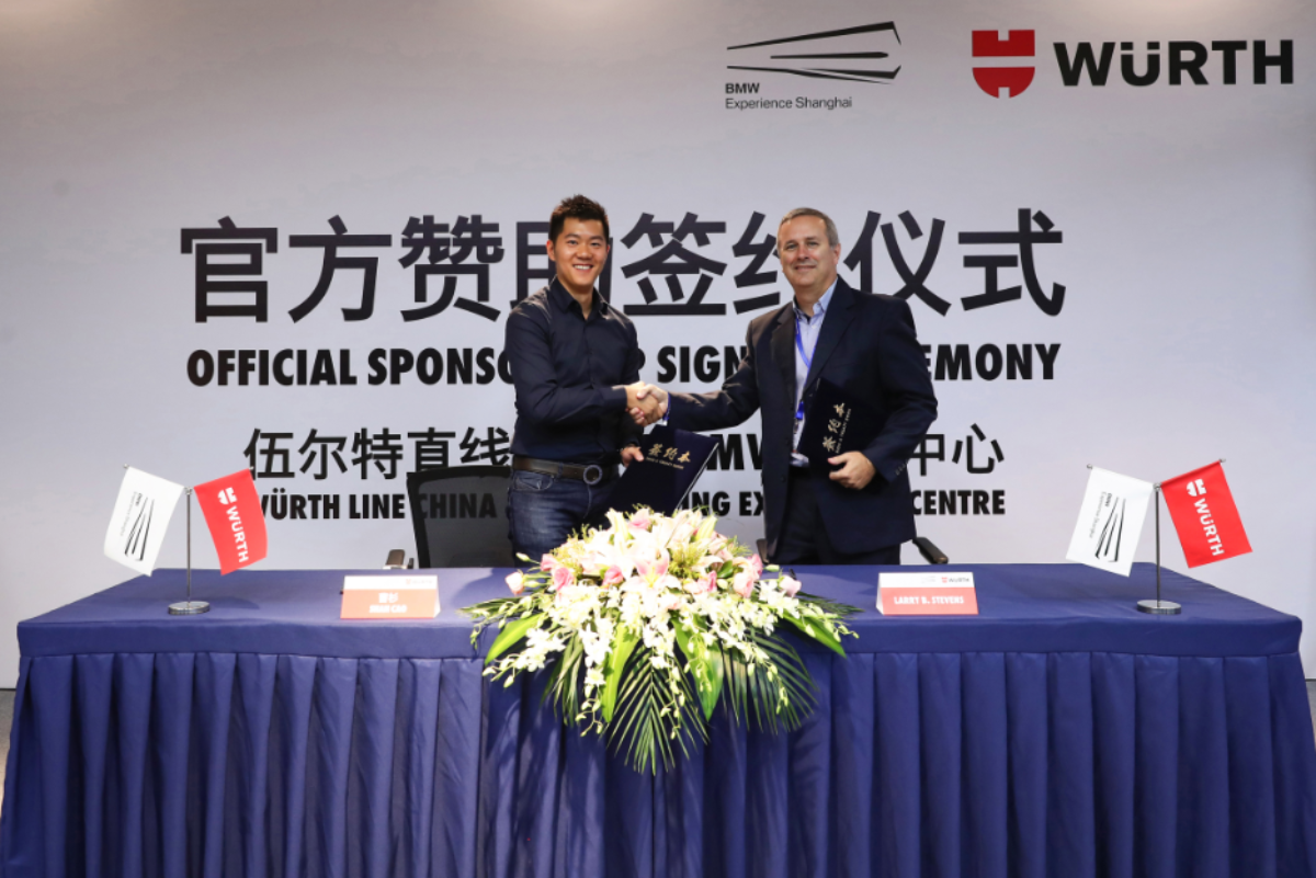 Mr. Cao Shan and Mr. Larry Stevens signed the sponsorship contract Mr. Cao Shan and Mr. Larry Stevens signed the sponsorship contract